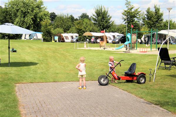 Grote foto kamperen op onze mooie camping. vakantie campings