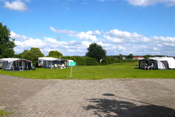 Grote foto kamperen op onze mooie camping. vakantie campings