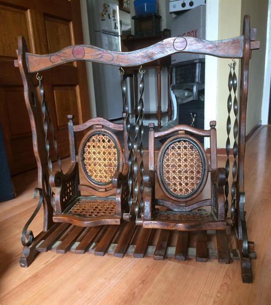 Grote foto antieke houten schommel stoel voor 2 poppen antiek en kunst stoelen en banken