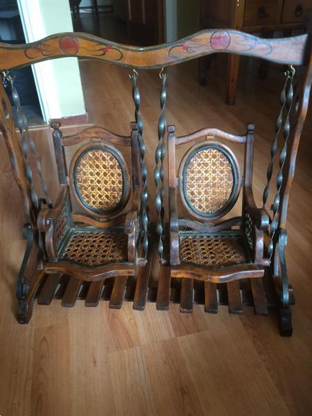 Grote foto antieke houten schommel stoel voor 2 poppen antiek en kunst stoelen en banken