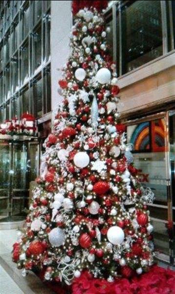Grote foto opgetuigde kerstboom verhuur voor kantoor huis en inrichting onderdelen en accessoires