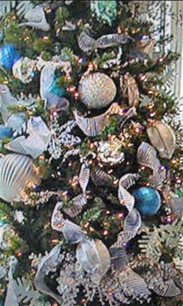 Grote foto opgetuigde kerstboom huren voor jullie event diensten en vakmensen bedrijfsuitjes
