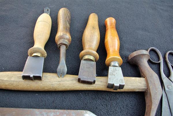 Grote foto schoemaker gereedschap 8 stuks antiek en kunst gereedschap en instrumenten