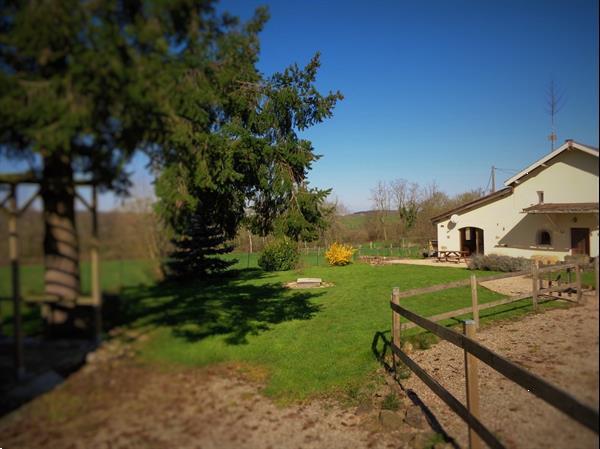 Grote foto les chatelets en dans le jardin vakantie frankrijk