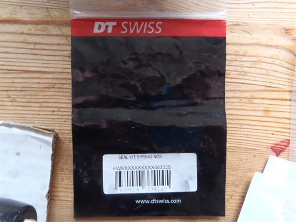 Grote foto onderhoud en revisie van dt swiss voorvorken fietsen en brommers mountainbikes en atb