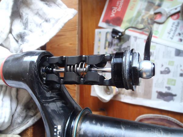 Grote foto onderhoud en revisie van geveerde voorvorken fietsen en brommers onderdelen