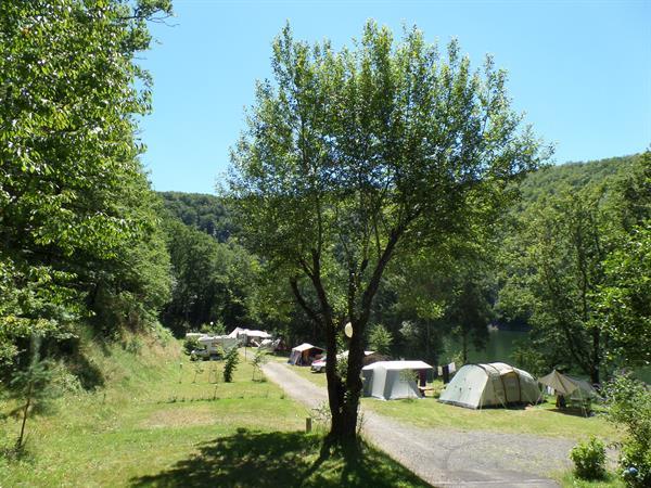 Grote foto rustig kamperen aan een groot meer zuid frankrijk caravans en kamperen campings