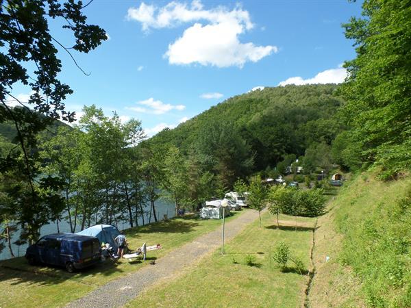 Grote foto kleine camping aan groot meer cantal auvergne vakantie frankrijk