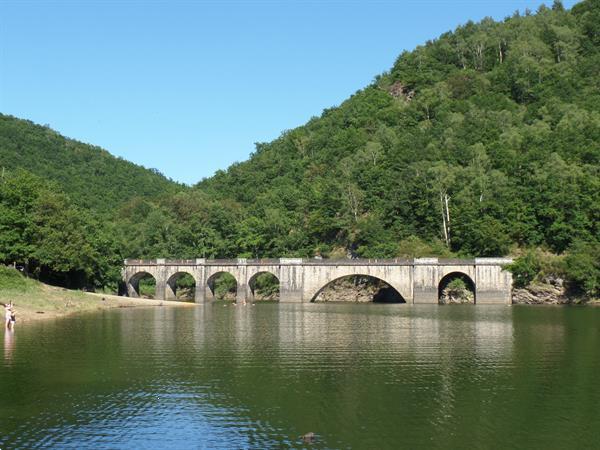 Grote foto kleine camping aan groot meer cantal auvergne vakantie frankrijk