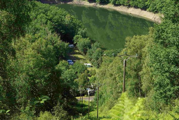 Grote foto kleine camping aan groot meer cantal auvergne vakantie frankrijk