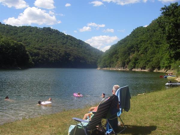 Grote foto kleine camping aan groot meer cantal auvergne vakantie frankrijk