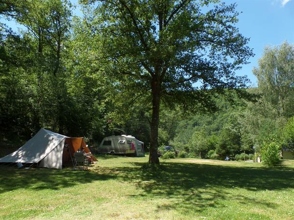 Grote foto kleine camping aan groot meer cantal auvergne vakantie frankrijk