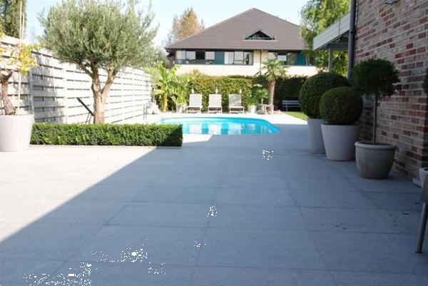 Grote foto grijze graniet antislip voor zwembad tuin terras doe het zelf en verbouw metselstenen