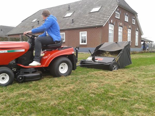 Grote foto grasveger mosveger bladveger veegmachine tuin en terras werktuigen