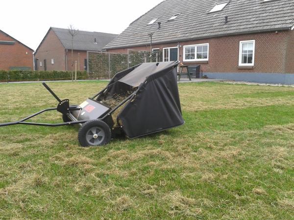 Grote foto grasveger mosveger bladveger veegmachine tuin en terras werktuigen