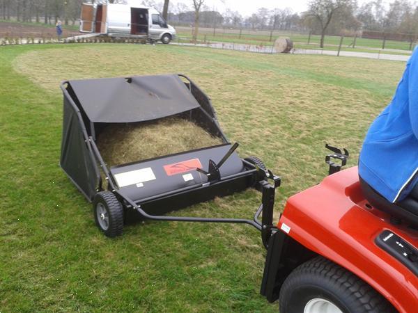 Grote foto grasveger mosveger bladveger veegmachine tuin en terras werktuigen