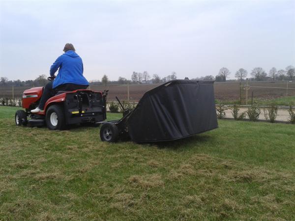 Grote foto grasveger mosveger bladveger veegmachine tuin en terras werktuigen