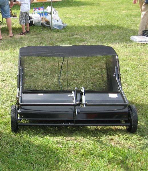 Grote foto grasveger mosveger bladveger veegmachine tuin en terras werktuigen