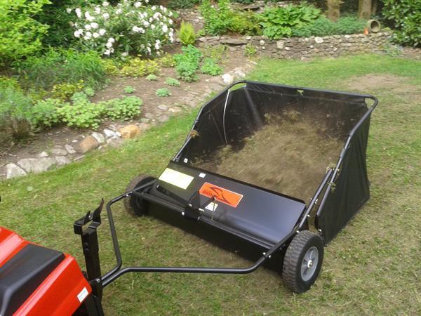 Grote foto grasveger mosveger bladveger veegmachine tuin en terras werktuigen