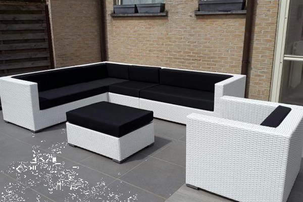 Grote foto strak design witte loungebank zwarte kussens tuin en terras tuinmeubelen