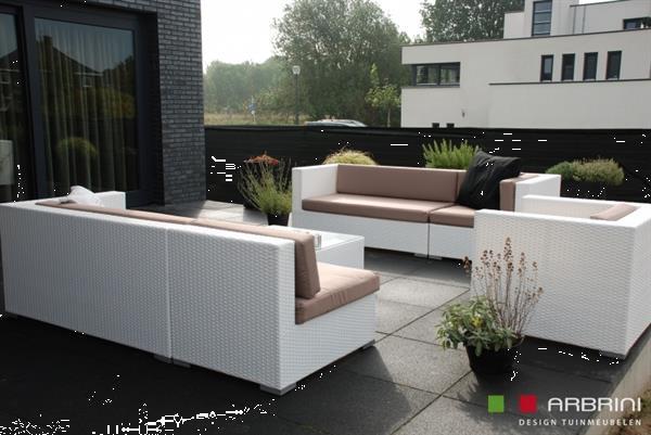 Grote foto strak design witte loungebank zwarte kussens tuin en terras tuinmeubelen