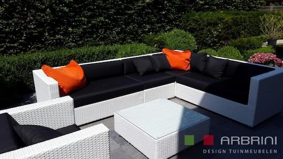 Grote foto strak design witte loungebank zwarte kussens tuin en terras tuinmeubelen