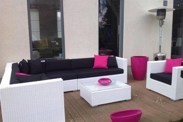 Grote foto strak design witte loungebank zwarte kussens tuin en terras tuinmeubelen