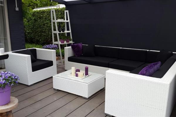 Grote foto strak design witte loungebank zwarte kussens tuin en terras tuinmeubelen