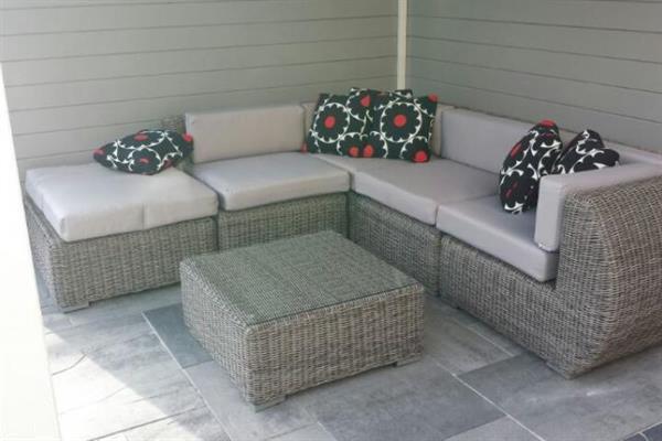 Grote foto design loungebank rond wicker grijs met tafel. tuin en terras tuinmeubelen