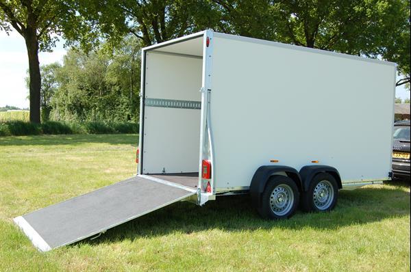 Grote foto sirius gesloten aanhangwagens kargo auto diversen aanhangers