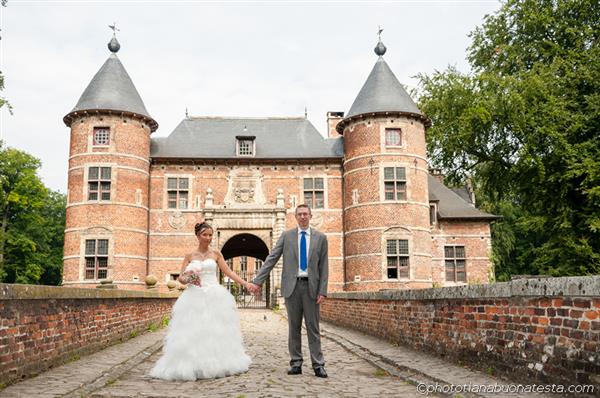 Grote foto fotograaf biedt uw trouwreportage aan diensten en vakmensen fotografen