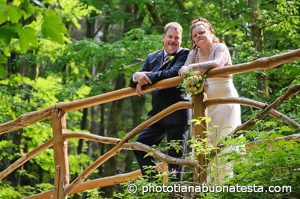 Grote foto fotograaf biedt uw trouwreportage aan diensten en vakmensen fotografen