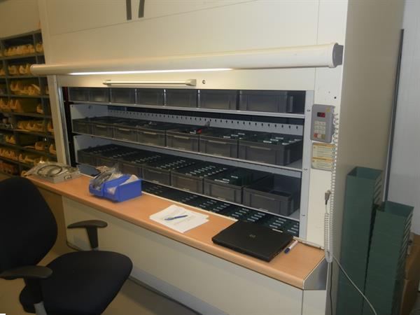 Grote foto paternosterkast hagisto zakelijke goederen magazijn stelling en opslag