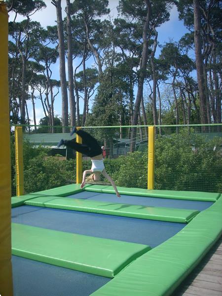 Grote foto stacaravan toscane aan zee op familie camping vakantie italie