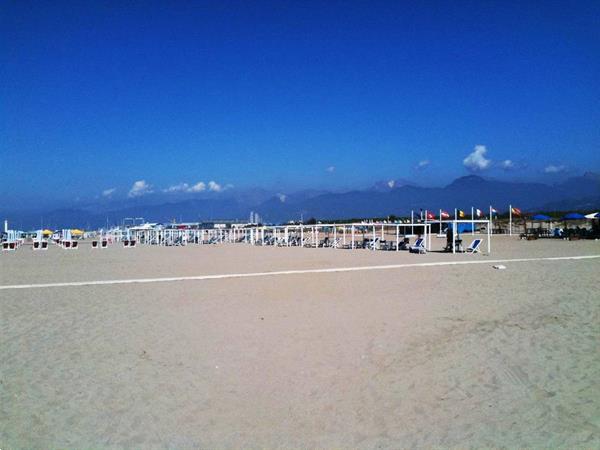 Grote foto stacaravan toscane aan zee op familie camping vakantie italie