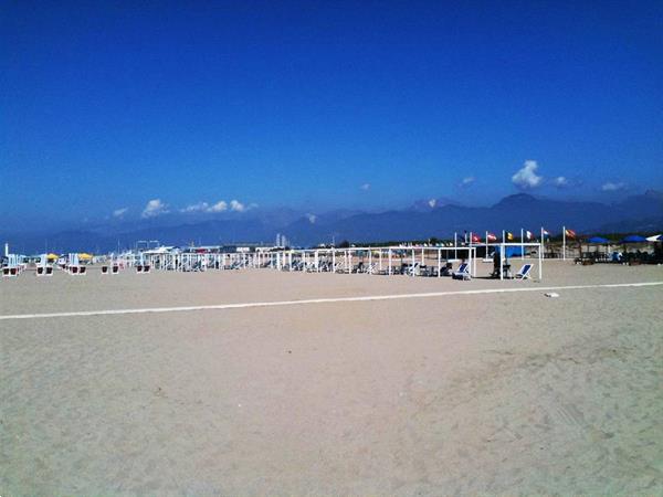 Grote foto stacaravan toscane aan zee op familie camping vakantie italie