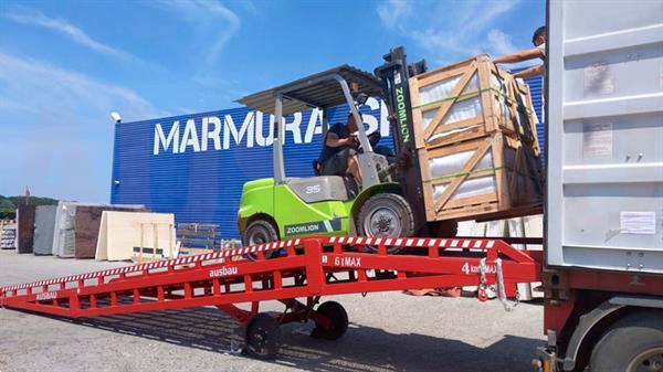 Grote foto mobiele laadramp ausbau agrarisch heftrucks