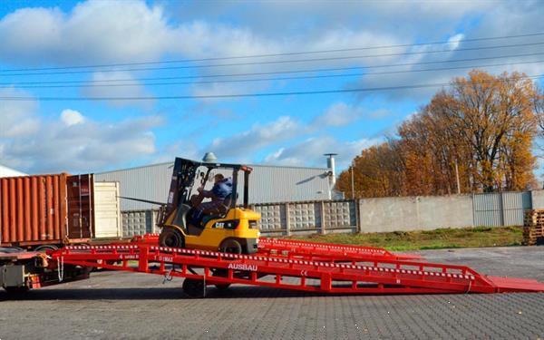 Grote foto mobiele laadramp ausbau agrarisch heftrucks