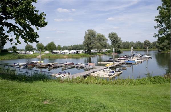 Grote foto 8 persoons geschakelde bungalow op park aan de ijssel vakantie nederland midden