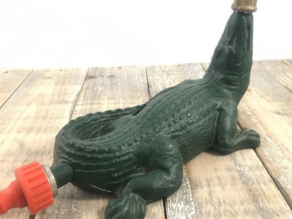 Grote foto waterspuwer fontein in de vorm van een krokodil gietijzer tuin en terras overige tuin en terras