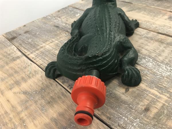 Grote foto waterspuwer fontein in de vorm van een krokodil gietijzer tuin en terras overige tuin en terras