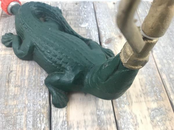 Grote foto waterspuwer fontein in de vorm van een krokodil gietijzer tuin en terras overige tuin en terras