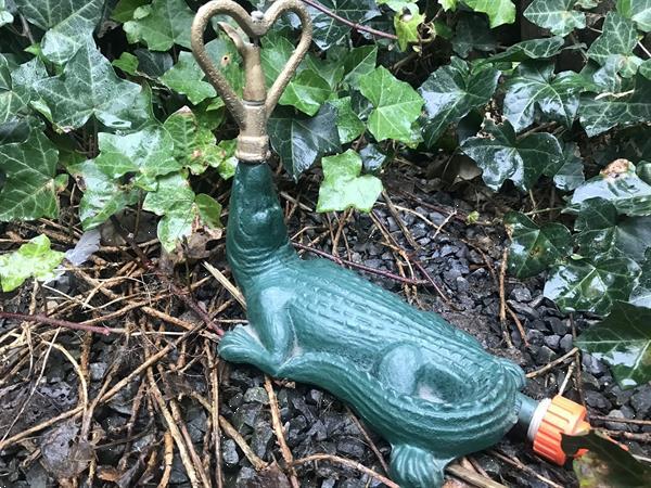 Grote foto waterspuwer fontein in de vorm van een krokodil gietijzer tuin en terras overige tuin en terras