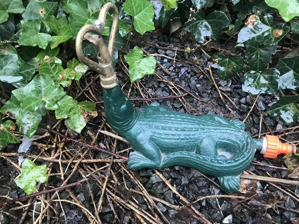 Grote foto waterspuwer fontein in de vorm van een krokodil gietijzer tuin en terras overige tuin en terras