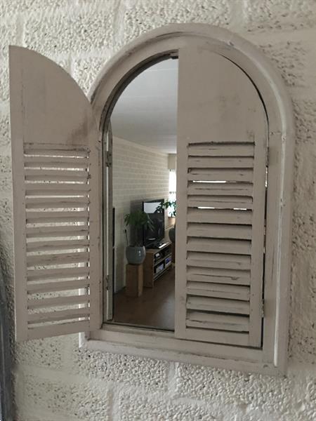 Grote foto 1 spiegel venster met houten frame in indische stijl huis en inrichting complete badkamers