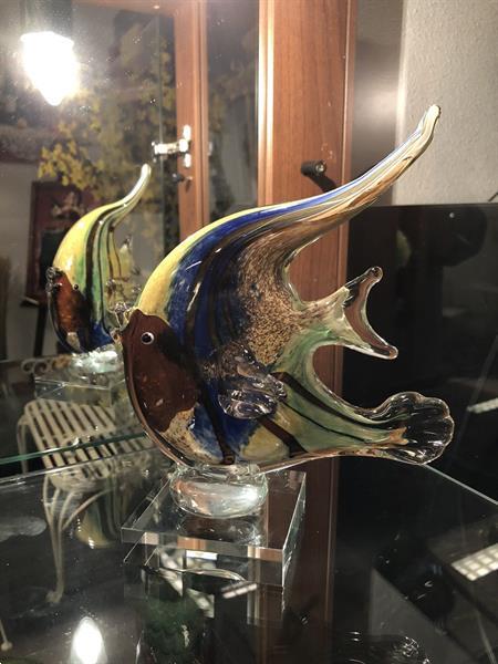 Grote foto mooi glas geblazen vis geheel in fascinerende kleuren antiek en kunst glas en kristal