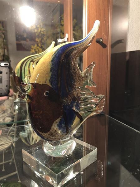 Grote foto mooi glas geblazen vis geheel in fascinerende kleuren antiek en kunst glas en kristal