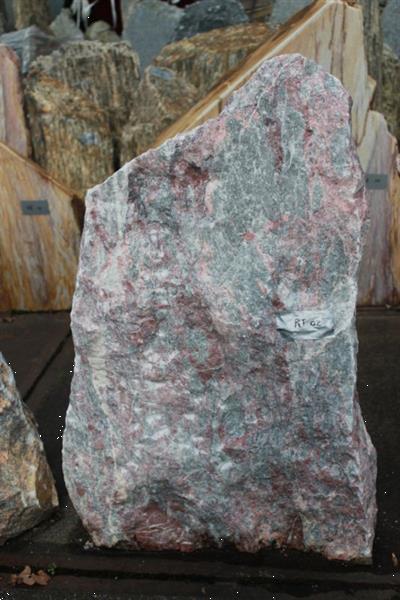 Grote foto ruwe natuursteen rossoturs. tuin en terras sierstenen en rotsen