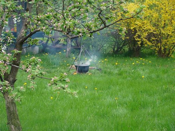 Grote foto vol gietijzeren kookpot ketel met statief zwaar inhoud 10 tuin en terras buitenkeukens