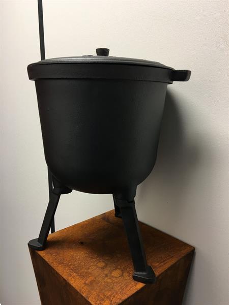 Grote foto vol gietijzeren kookpot pan zwaar 8 liter. antiek en kunst curiosa en brocante